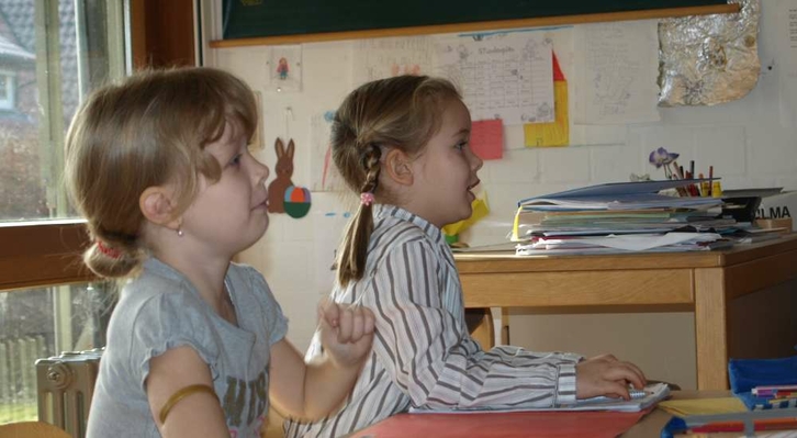 Zwei Schülerinnen beim Lernen